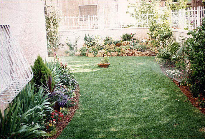 חצר אחורית מעוצבת